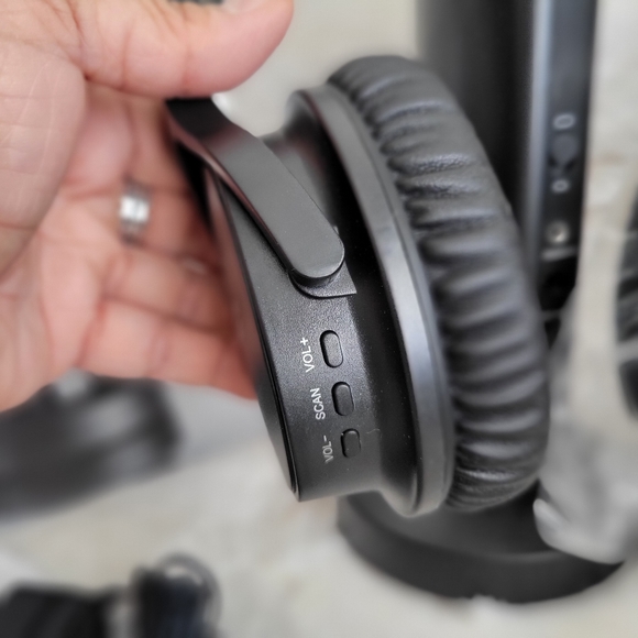 Wireless Sharper Image Headphones- Unused - Picture 4 of 5